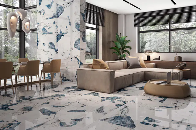 Soggiorno con pavimento e parete in gres effetto marmo Patagonia bianco con macchie blu e grigie